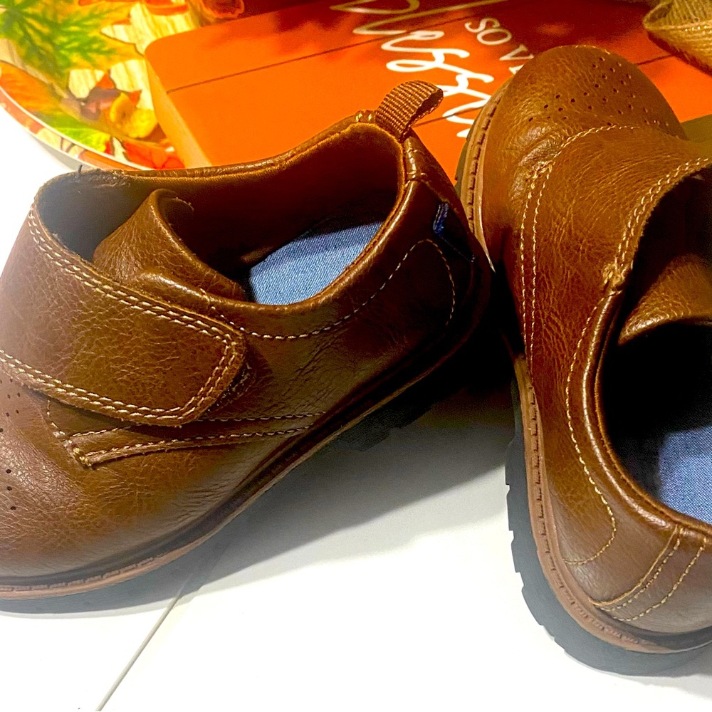Carters boys size toddler 9 leather shoes